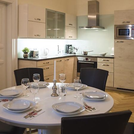 Modern Apartment Všehrdova Praag Buitenkant foto