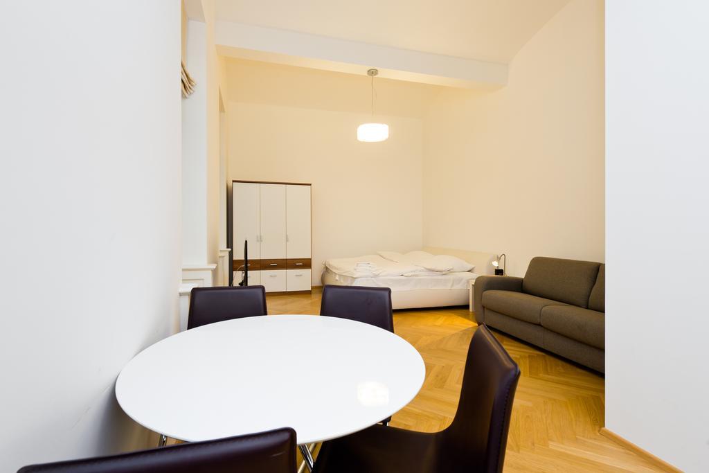 Modern Apartment Všehrdova Praag Kamer foto