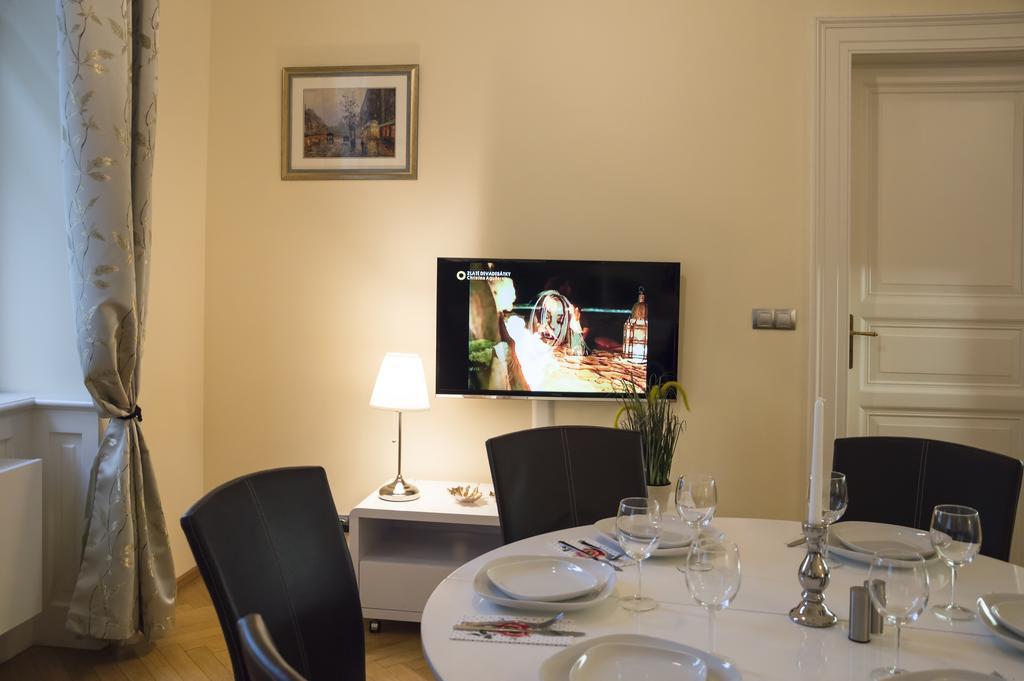 Modern Apartment Všehrdova Praag Buitenkant foto