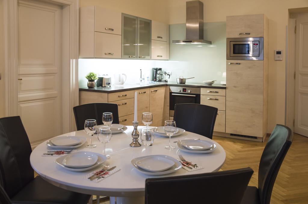 Modern Apartment Všehrdova Praag Buitenkant foto