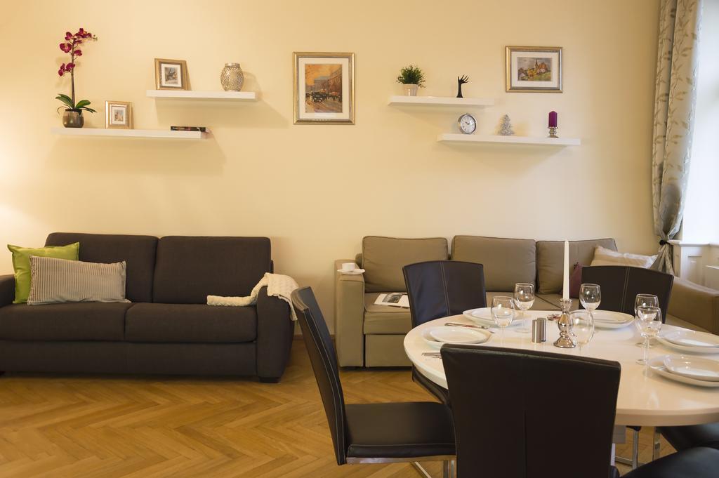 Modern Apartment Všehrdova Praag Buitenkant foto
