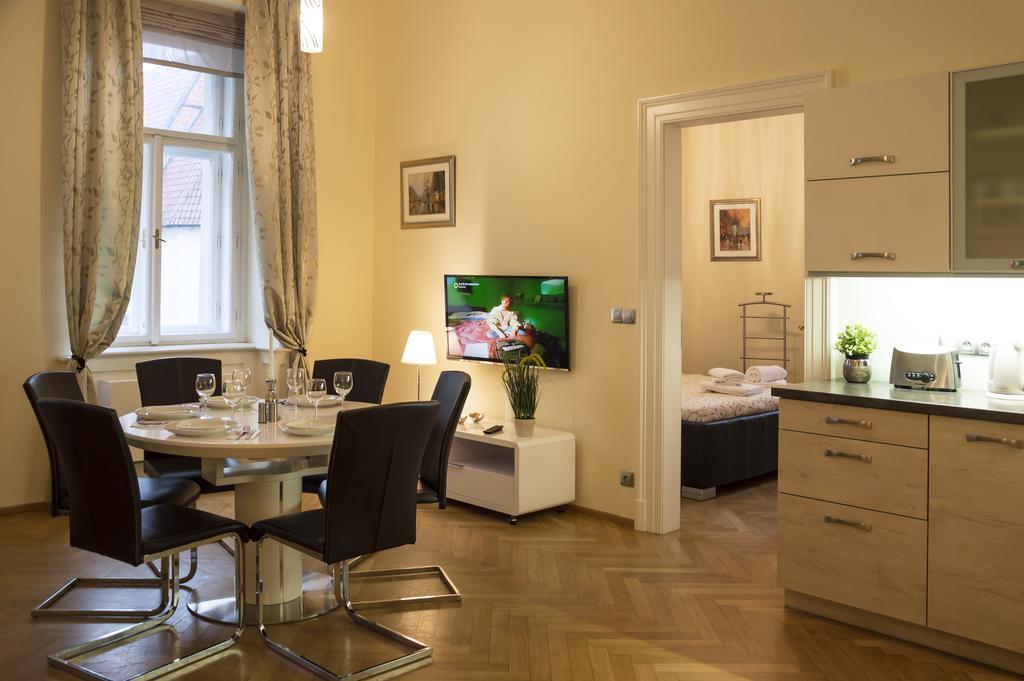 Modern Apartment Všehrdova Praag Buitenkant foto