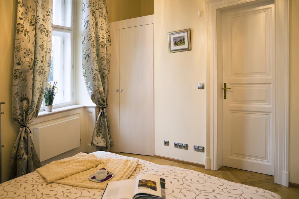 Modern Apartment Všehrdova Praag Buitenkant foto