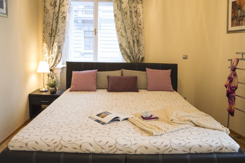 Modern Apartment Všehrdova Praag Buitenkant foto