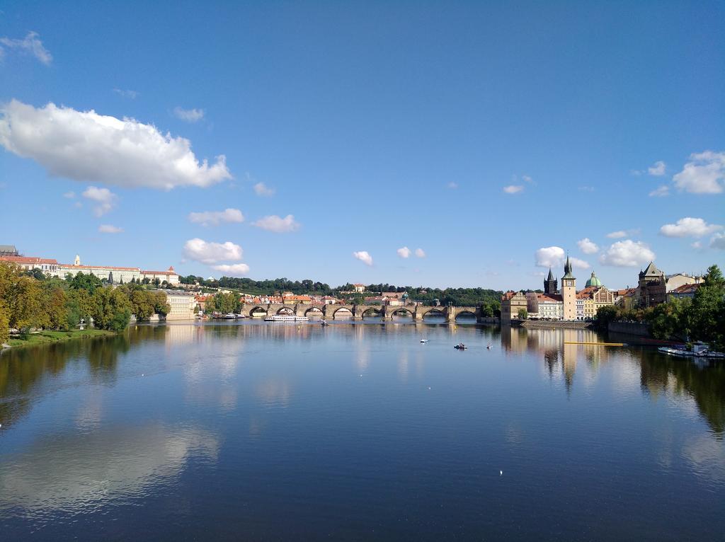 Modern Apartment Všehrdova Praag Buitenkant foto