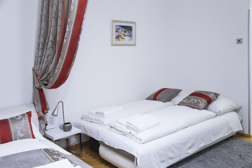 Modern Apartment Všehrdova Praag Buitenkant foto