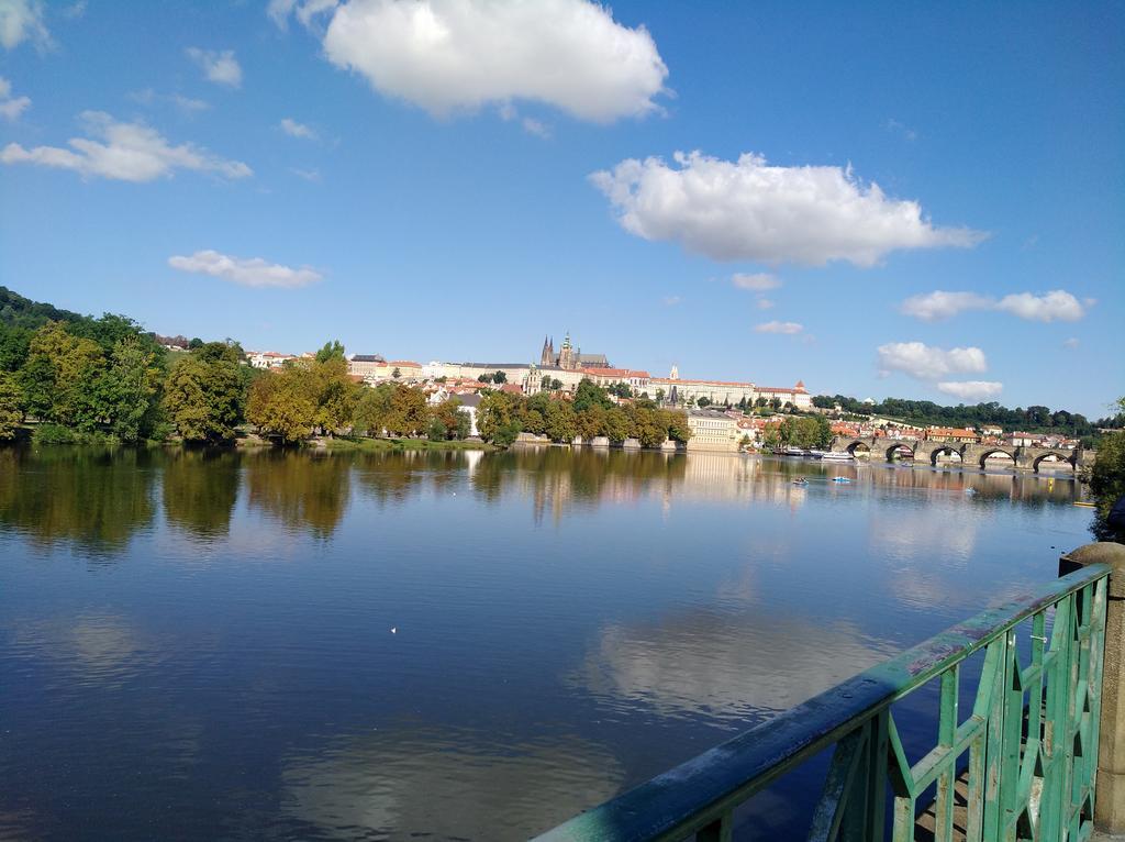 Modern Apartment Všehrdova Praag Buitenkant foto
