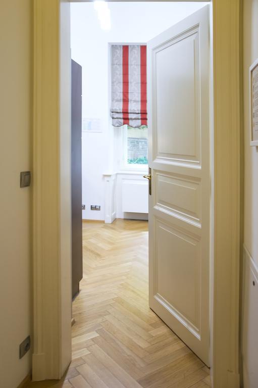 Modern Apartment Všehrdova Praag Buitenkant foto