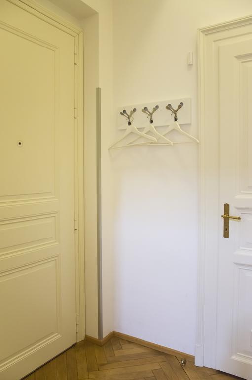 Modern Apartment Všehrdova Praag Buitenkant foto