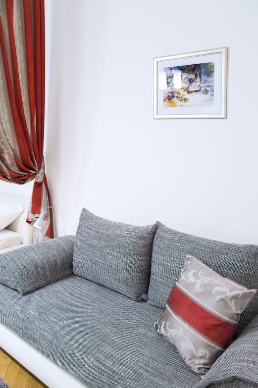 Modern Apartment Všehrdova Praag Buitenkant foto