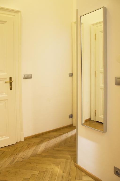 Modern Apartment Všehrdova Praag Buitenkant foto
