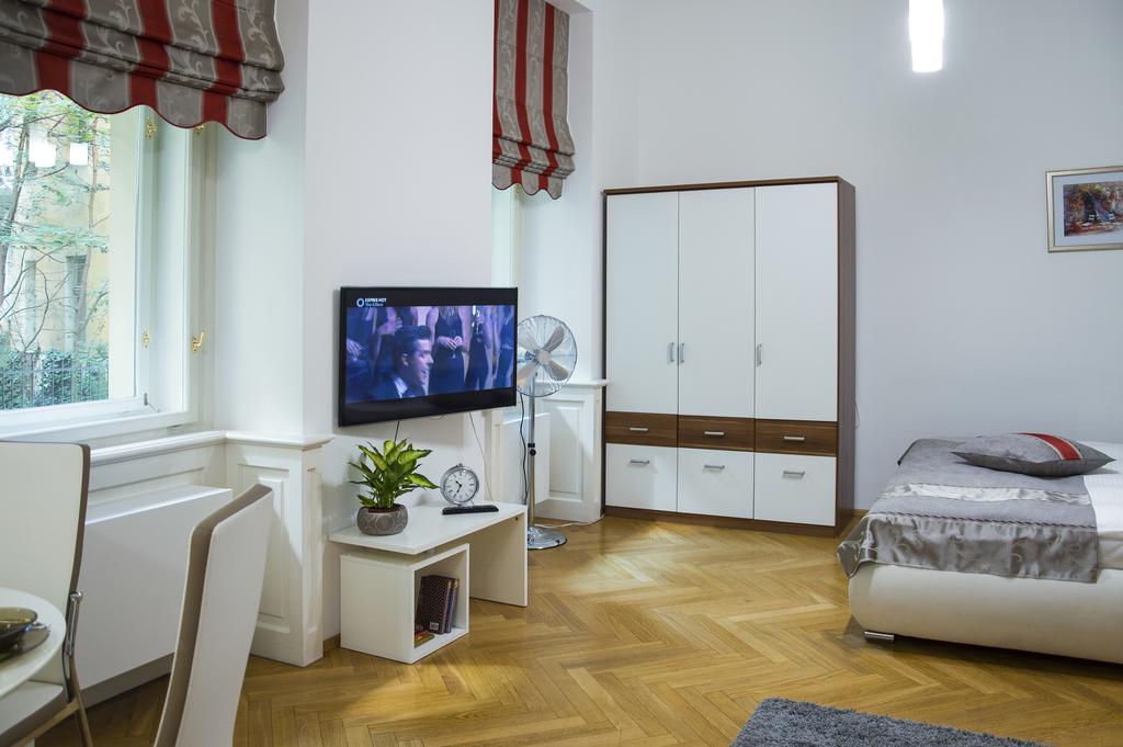 Modern Apartment Všehrdova Praag Buitenkant foto
